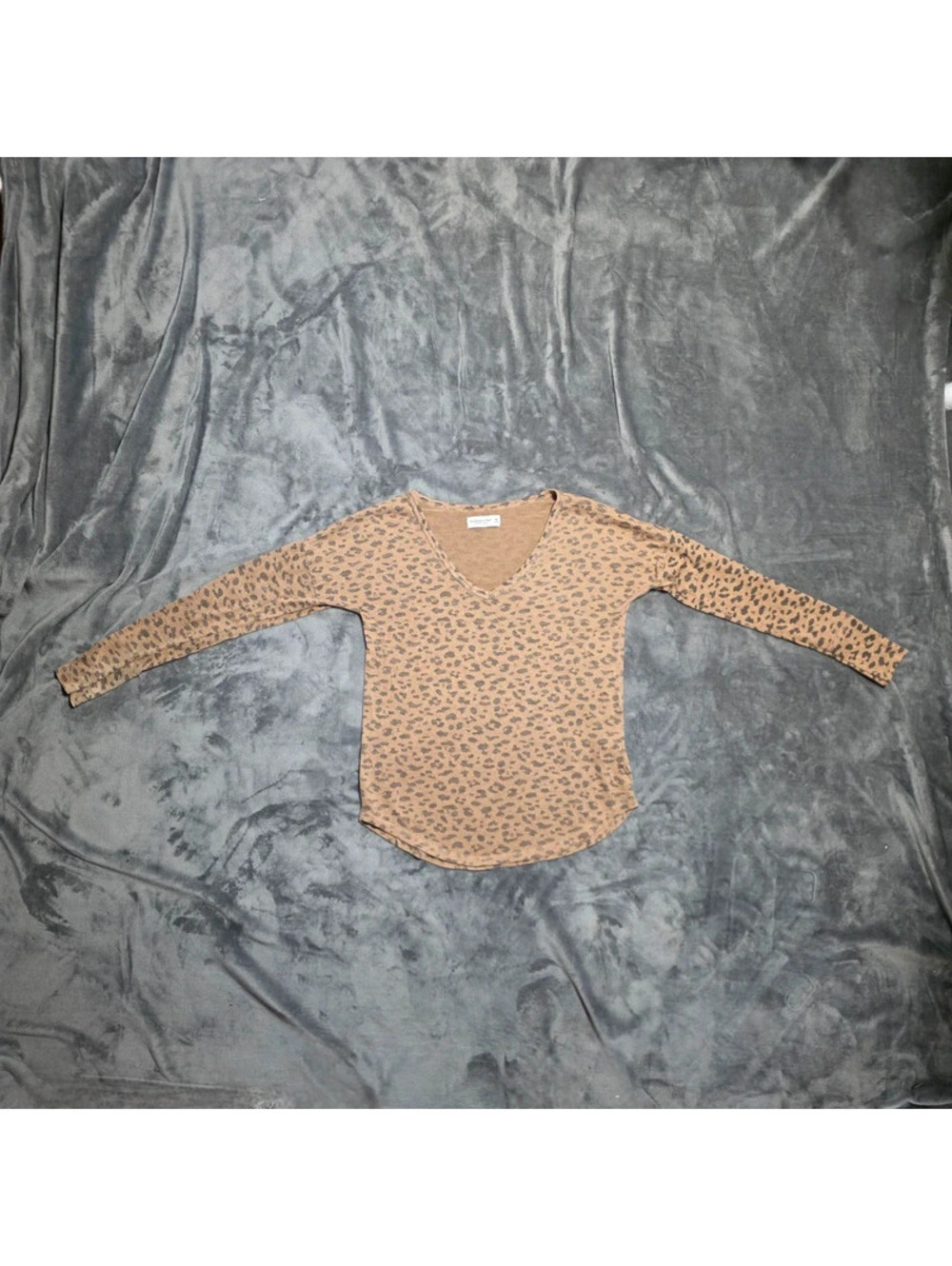 Abercrombie & Fitch Leopard Print Knit V-Neck Shirt sz Med